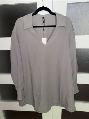 Joelle Collection “Camellia Grey” V-Neck Collared Tunic Top in Light Gray